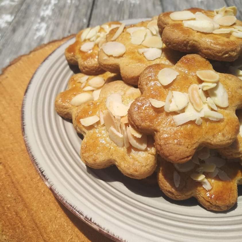 Koulourakia with almonds